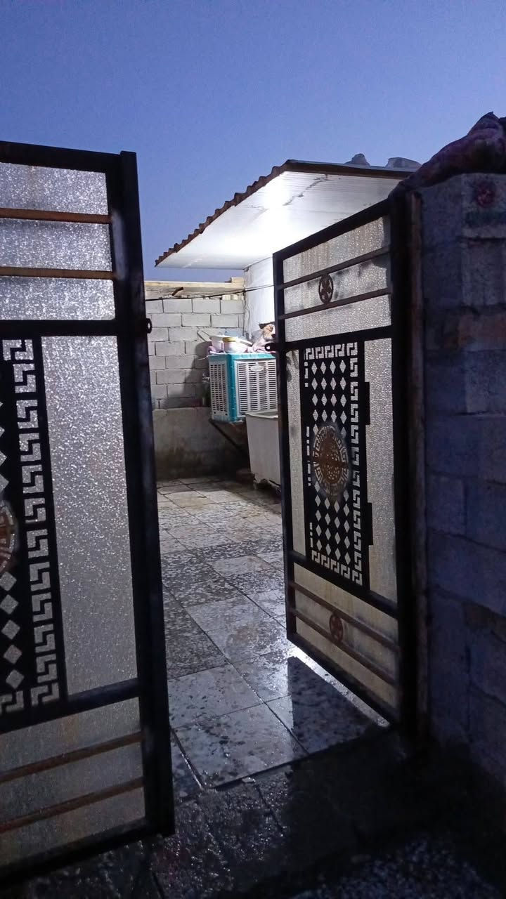 سلام عليكم بيت للبيع تجاوز منطقة الرشاد شارع المسبح مساحة البيت ١٧٠ غرفتين نوم وصالة وحمام وتواليت خارجي  وستقبال ومطبخ وطرمة وحديقة ***********
