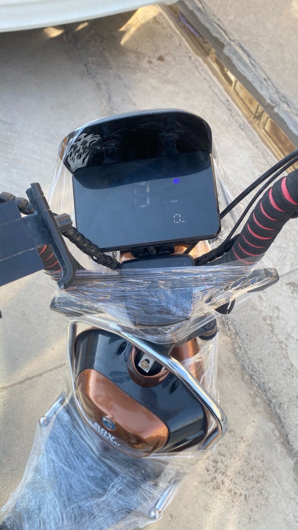 دراجة كهربائية جديدة ومغلفة، تتميز بتصميم عصري متين ولون بني مع شاشة رقمية، وطاقة محرك 1000 واط لتوفير أداء قوي ومسافات طويلة دون الحاجة للوقود. مثالية للتنقل داخل المدينة بسهولة وراحة.