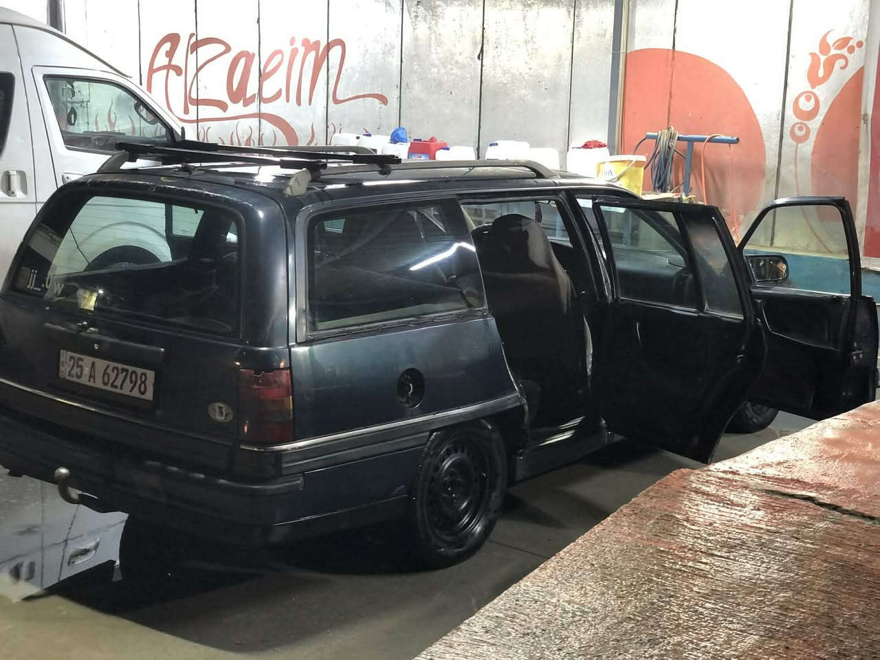 السلام عليكم عندي سياره اوميكا استيشن كير عادي محرك 20رقم انكليزي كركوك سنويه يسمنى  سعر 30بيه مجال رقم ***********
