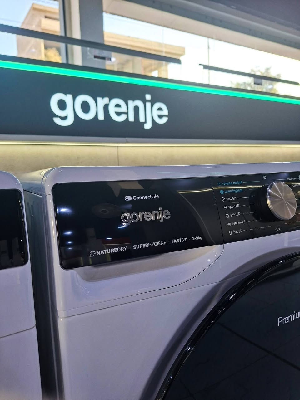 مجففة gorenje 
تتميز جميع المجففات ذات المضخات الحرارية بكفاءة عالية في استخدام الطاقة. الطرازات المتطورة مصنفة في فئة الطاقة A+++، مما يوفر 50% من الطاقة مقارنة بتلك الموجودة في فئة الطاقة A. يعد مجفف جورينيه فئة A+++ بسعة 9 كجم فريدًا من نوعه في السوق. يمكن للمضخة الحرارية المُحسّنة الموجودة في واحدة من أكبر البراميل في العالم، بسعة 120 لترًا، التعامل بسهولة مع كميات كبيرة من الغسيل. وهذا ممكن أيضًا بفضل القنوات الجوية الأوسع. كما أنه يجف بلطف أكثر من أنظمة التجفيف التقليدية. درجة الحرارة في المجفف هي 50 درجة مئوية المثالية لمنع الجفاف الزائد.
#معرض لورنس للأجهزة الكهربائية
وكيل معتمد لأفضل الماركات:
HITACHI • Hisense • DLC • gorenje • Fakir • BiSSEll
العنوان📍: الموصل – حي الوحدة –قرب جامع الصابرين
للطلب والاستفسار الاتصال ع الارقام التالية :
كورك / ***********
اسيا  / ***********
