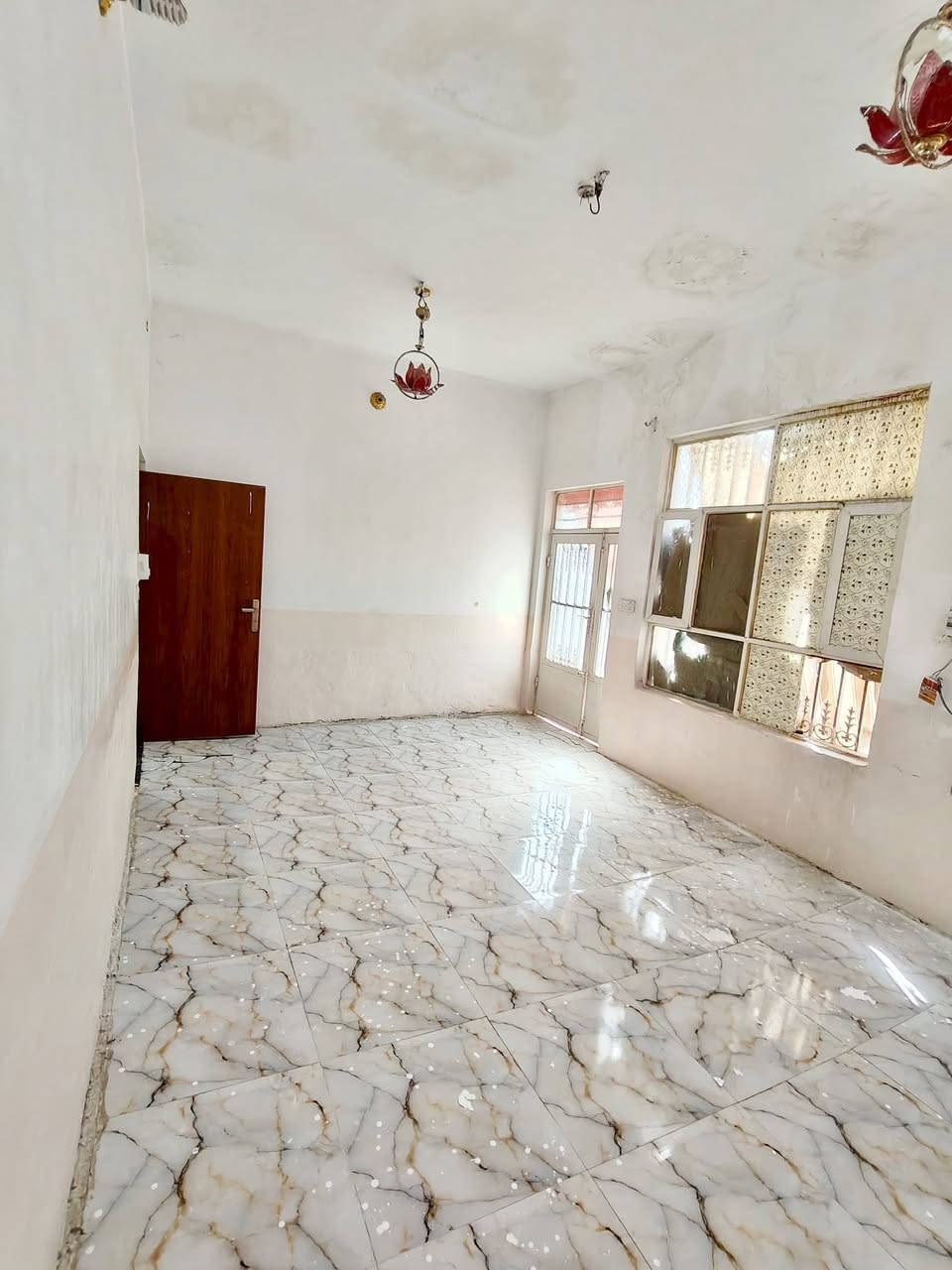 السلام عليكم ورحمة الله وبركاته
للبيع بيت طابو زراعي
المساحة 160 م²
غرفتين وصالة واستقبال ومطبخ وصحيات عدد 2
الحي الجمهوري موقع جيد وقريب من السوق
خلف بيت د بشير عريعر 
المنطقة تتوفر بها كافة الخدمات 
تبليط قريب جدًا، كهرباء ومجاري 
السعر مناسب وقابل للتفاوض

للاستفسار 
***********
