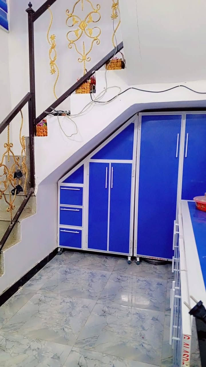 السلام عليكم بيت مطلوب مبادره   ٧٢ حي الشرطه ١٠٠ متر مربع   ٣ غرف وبراني وصاله فوگ وصاله جوه وصحيات ومطبخ  قرب المدارس الجديد للبيع اوو مراوس غير متواجد ع الفيس لاتصال ع الرقم *********** صاحب الدار
