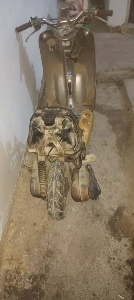 السلام عليكم هاي دراجه كلاسيك تشغل بس كابريتر عطل وتركتها صالها فتره طويله للبيع قيم واخذ هاتف واتساب فقط ***********

