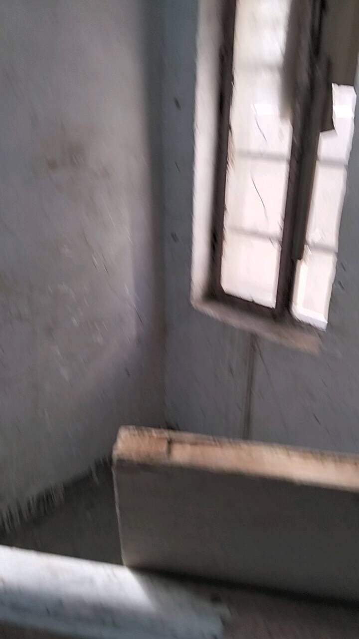 بيت مساحته ١٠٠م ملك طابو صرف في الزعفراني دور الشرطة قرب صيدلية زينة علي شارع الكهرباء مدخلين يحتوي كراج مع ترك امامي إضافة للكراج يحتوي استقبال وغرفة نوم وحولي وخدمات طابق واحد