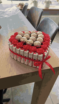 اصنع يومهم بلمسة ورد! ✨🌷 ​لا تنتظر مناسبة لتبهر من تحب. بساطة الورد كف...