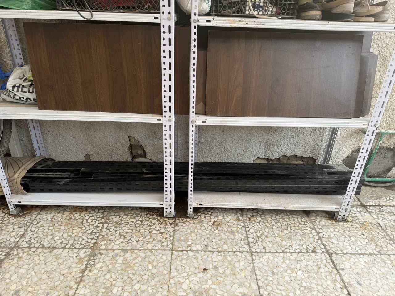 السلام عليكم رفوف محلات عرض للبيع موضح كما في الصورة للاستفسار الاتصال على الرقم ***********
