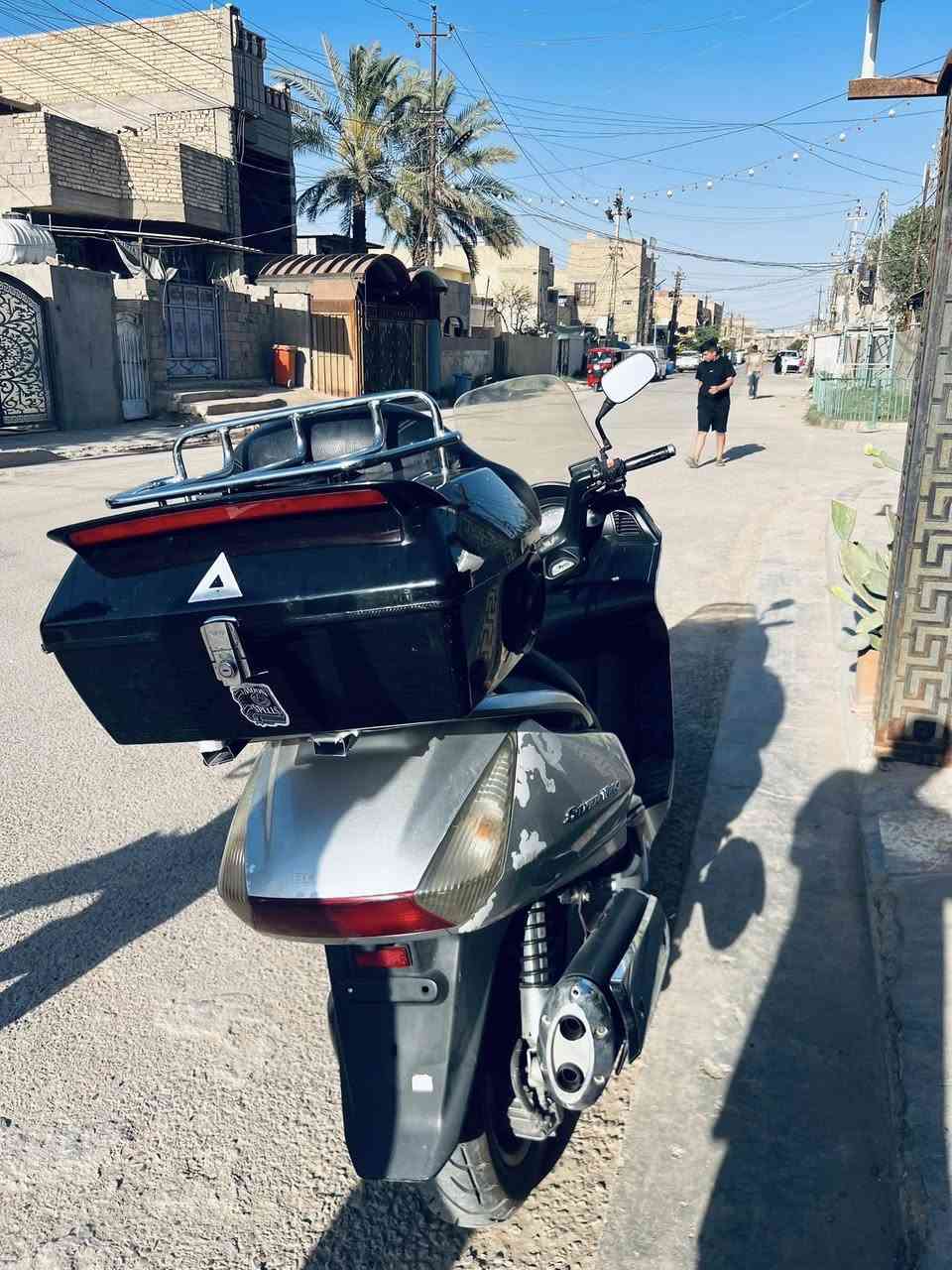 السلام عليكم
سلفر ونج الشكل القديم كفالة عامة
دراجه كلين بدون اي ضرر 
محرك 400cc
عداد الممشى ٣٣ حقيقي
اوراق المعرض موجوده نازله على ايدي
بيها جنطه سستم صوت كامل ولد خلفي 
السعر ١٦ وبيها مجال 
بغداد الزعفرانية 
***********
***********

