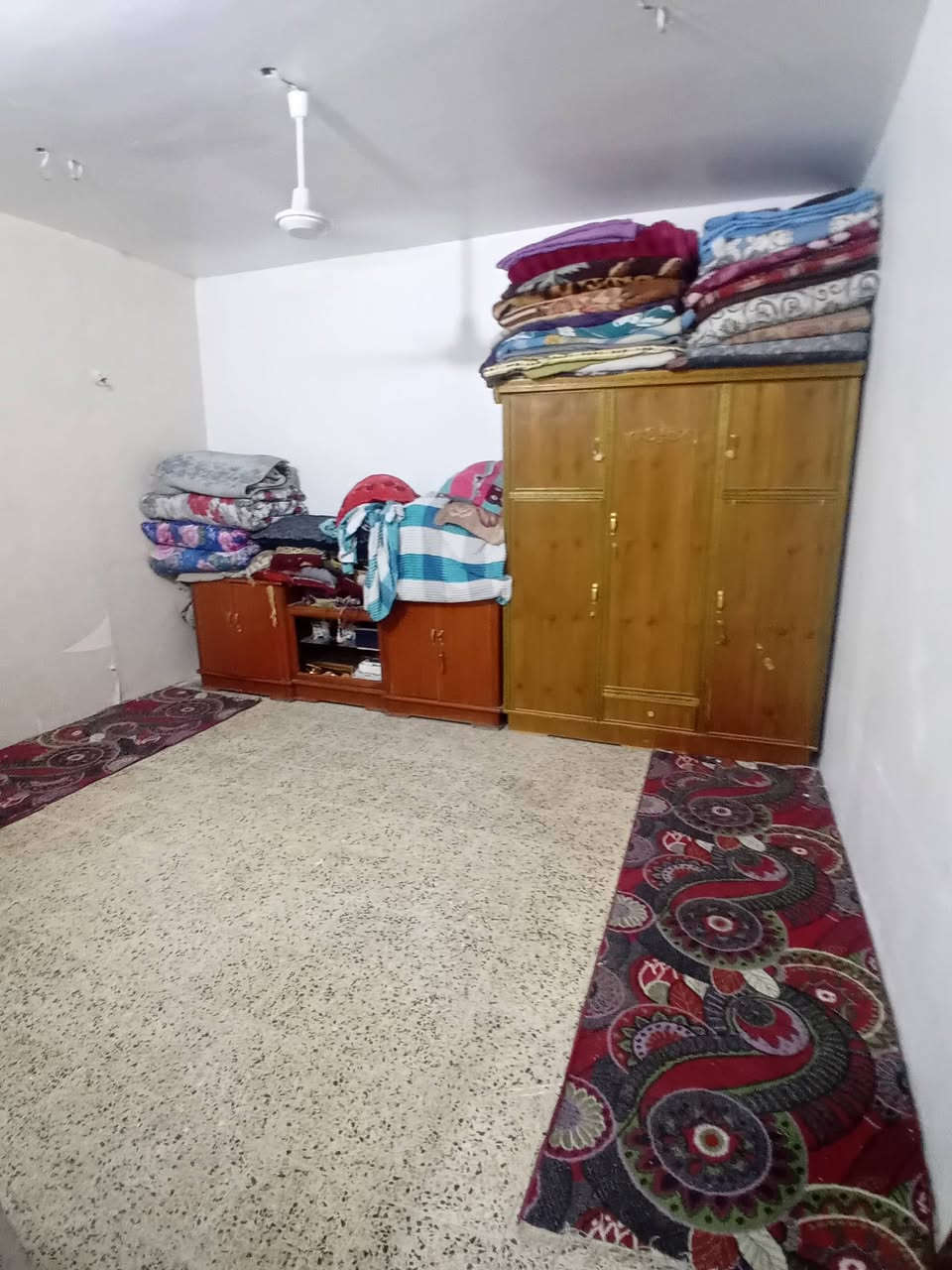 السلام عليكم بيت البيع ١٠٠ متر حي البساتين فرع اسواق ابو رسل ثالث تقاطع البيت كامل طابق ونص كاشي اشتايكر  السعر خاص رقم ***********
