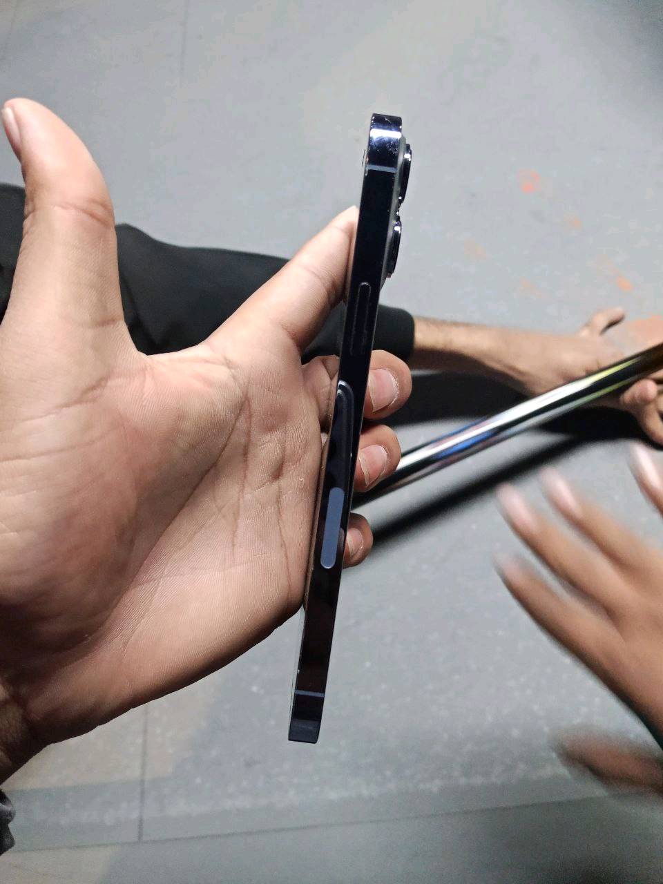 السلام عليكم 
ايفون 13 برو ماكس الجهاز وتر بروف مبدل كلاسه وبطاريته معلايه 100 الاصليه جانت 85 الذاكره 128 الجهاز نضيف السعر 600 وبي مجال بسيط للتواصل خاص او واتساب ***********