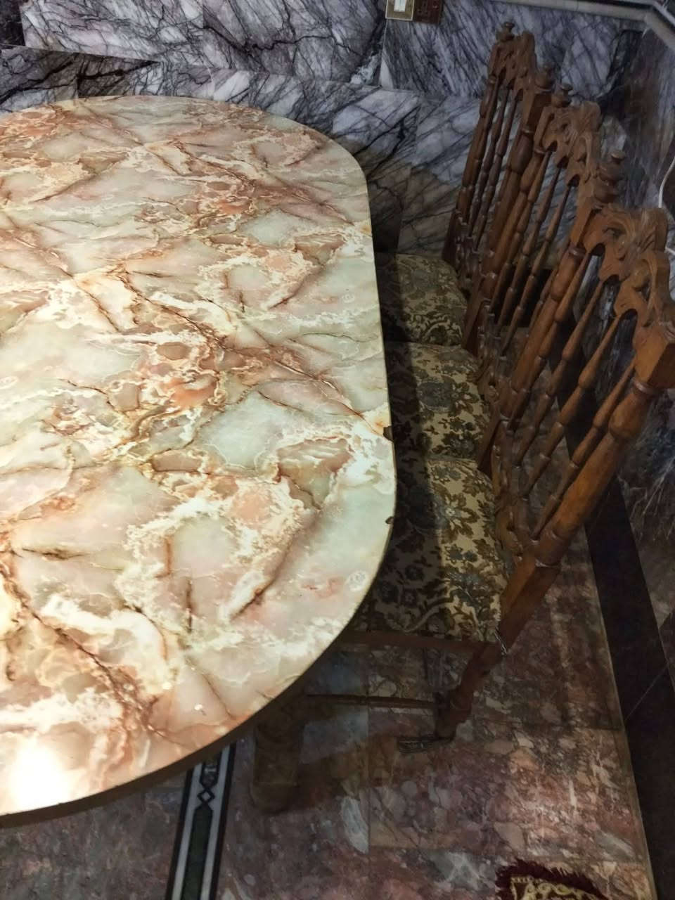 سلام عليكم للبيع ميز طعام صاج أصلي مع 6 كراسي صاج السعر 250 او بيهه مجال مكاني بغداد الامين الثانية رقمي***********
