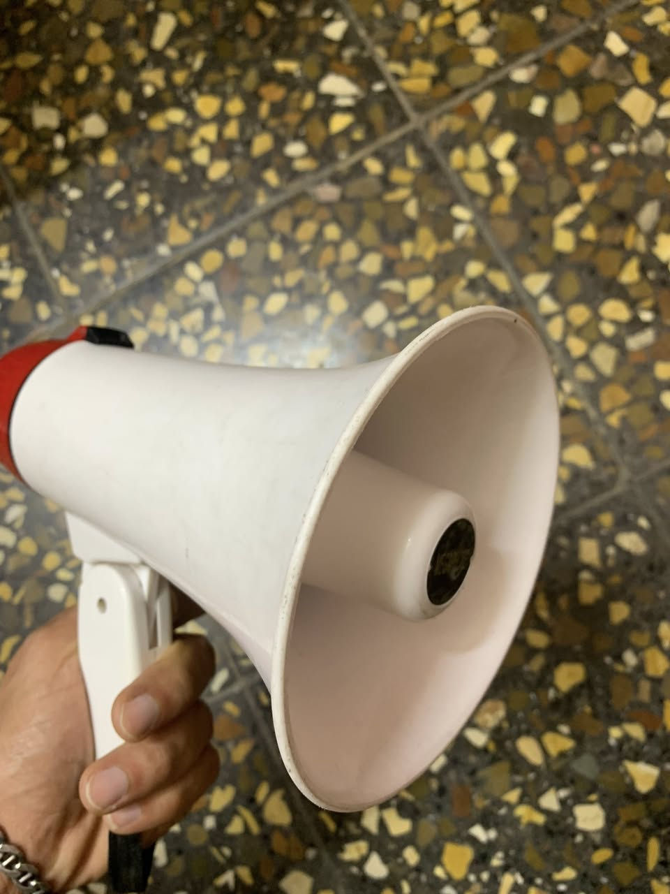 مكبر صوت يدوي +تسجيل  بدون بطاريه ٢٥ وي توصيل شغاله ع فحص


**إذا كنت صاحب هذا الإعلان وتريد حذفه لأي سبب، رجاءا أرسل رسالة إلى الدعم الفني**