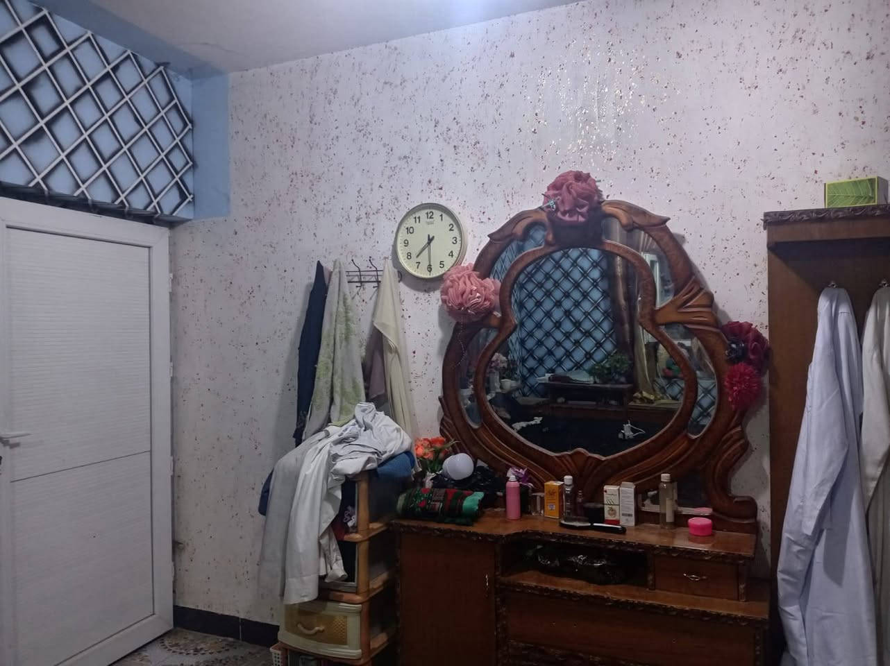 غرفة اخشاب كمله للبيع الستفسار على الرقم ***********
