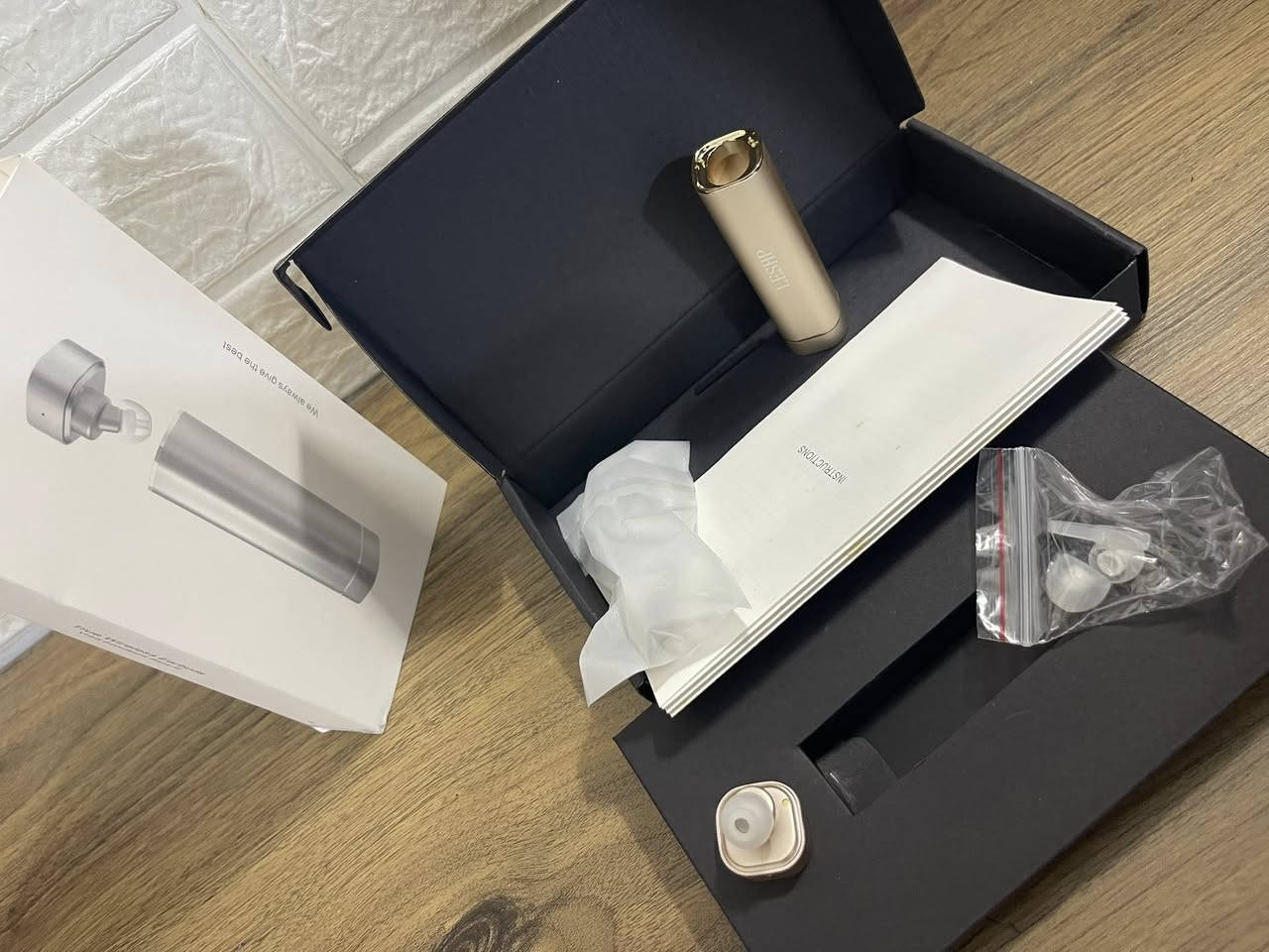 سماعات أذن لاسلكية بالكامل (True Wireless Earbuds) من العلامة التجارية LESHP، وتتميز بتصميم أنيق على شكل "كبسولة" أو "أحمر شفاه". 
إليك أبرز التفاصيل حول هذا النوع من السماعات:
المميزات والمواصفات العامة
التصميم: تأتي السماعات في حافظة شحن أسطوانية مدمجة وسهلة الحمل.
الوظيفة: تعمل الحافظة كشاحن متنقل للسماعات لتمديد وقت الاستماع.
الاتصال: تدعم تقنية البلوتوث للاقتران اللاسلكي مع الهواتف والأجهزة الذكية.
الراحة: صُممت لتكون خفيفة الوزن مع رؤوس أذن توفر الثبات والراحة أثناء الاستخدام.

متوفر قطعتين سعر القطعة 15


**إذا كنت صاحب هذا الإعلان وتريد حذفه لأي سبب، رجاءا أرسل رسالة إلى الدعم الفني**