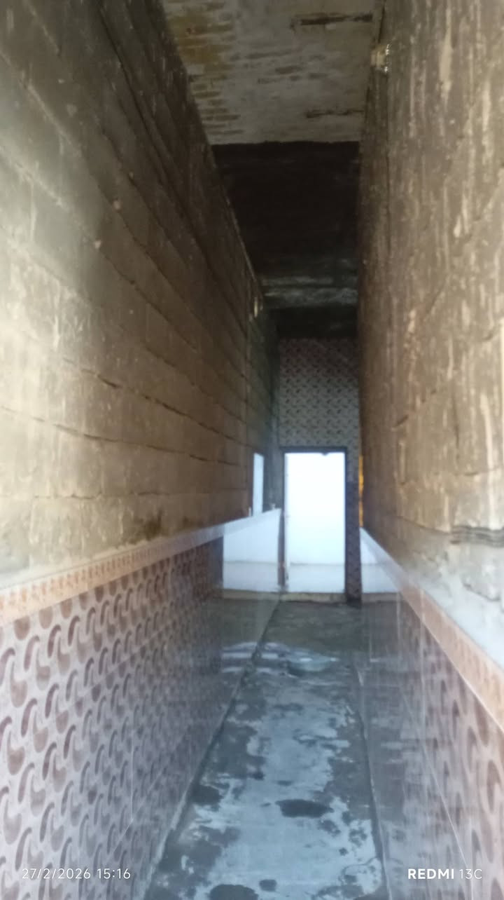 بيت لبيع في منطقت الحميديه يم سوك لجديد قريب ع شارع اول متدخل لفرع رابع بيت يحتوو ع غرفتين وصاله ومطبخ وستقبال وحمامات 2  وتواليت وحوش ومنور لمساحه ١٠٠متر طابق ونص *********** مي ومجاري وتبليط قريب ع شارع العام رابع بيت بلفرع
