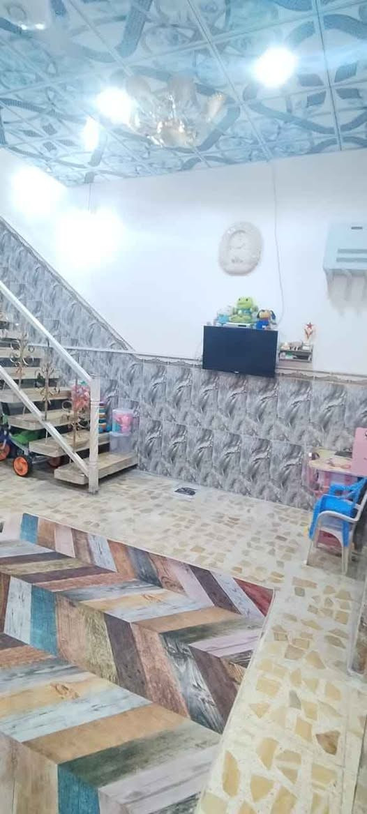 ***********
شارع المطار القديم قرب حسينية سيد حاكم
دار 100 متر بناء بلوك اساس وسطح صب كونكريت + رباط كونكريت ، كاشي ،سيراميك  سقوف ثانوية النجف, العراق
