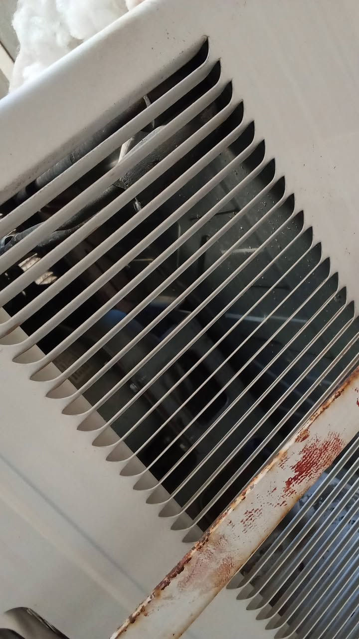 سلام عليكم مكيف طنين مستعمل سنه ونص اخذته ب500 سبب لبيع سبالت ثنين جوا ومديتحمل الضهر رايده ب300 ولسيامه بسبب لغسل بلفاره نعوجن شويه مثل مموضح رقمي *********** مكاني بغداد
