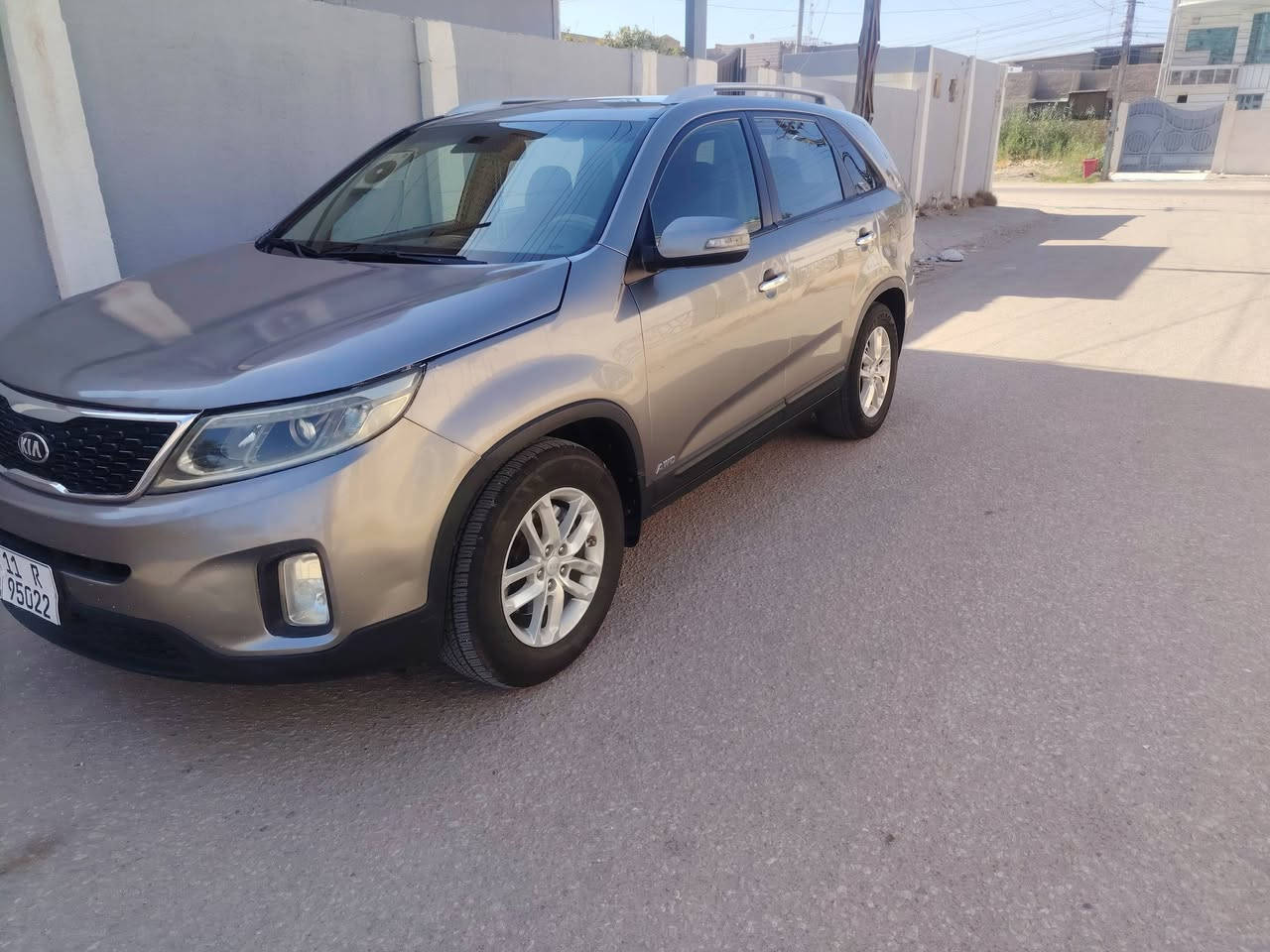 🛑 للبيع: كيا سورينتو 2014 🛑
​
​🌟 أبرز المواصفات:
​الماركة والموديل: كيا سورينتو (Kia Sorento) - الفئة Base.
​الموديل: 2014.
​المحرك: 6 سلندر، بحجم 3.3 لتر 
​ناقل الحركة: أوتوماتيك.
​العداد (المسافة المقطوعة): 168,490 ميل.
​اللوحة والسنوية: رقم بغداد، خصوصي (جاهزة للتحويل).
​✨ 
​.
​الداخلية: كشنات قماش مخمل.
​السعة: 7 مقاعد (3 قطع تبريد)،  
​الصبغ : السيارة نظيفة وبيها قطعتين صبغ فقط (الأجزاء المطلية: قطعتين) وباقي السيارة مكفول.
​💰 السعر والتفاصيل:
​السعر: [133 ورقه ] (وبيه مجال للشراي بعد المعاينة).
​المكان: [- بابل / المسيب].
​للتواصل : (اتصال أو واتساب): 📞 ***********
