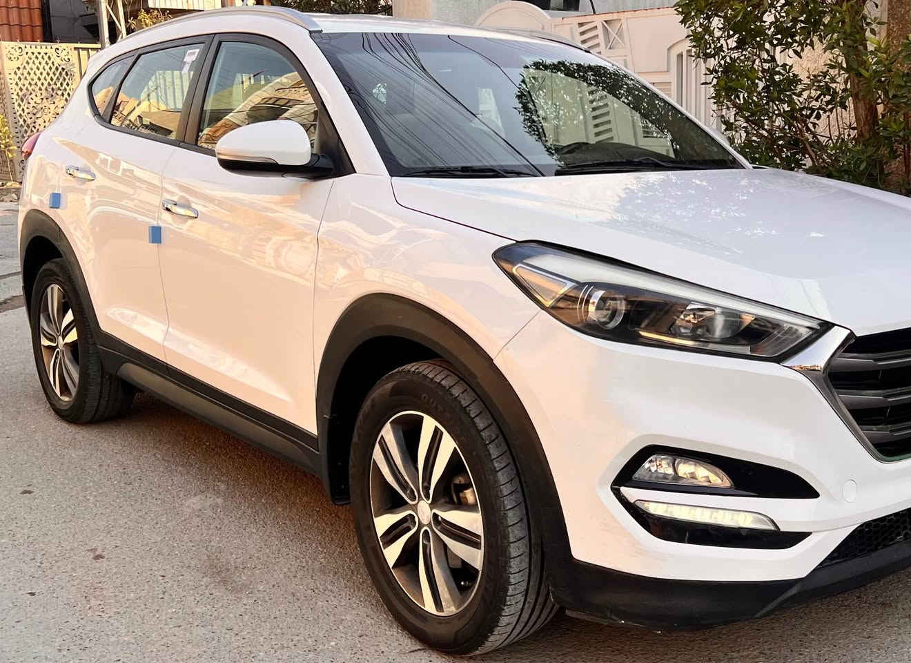 السلام عليكم 
توسان 2016 الشكل الجديد خليجي مكفوله كفاله عامه عده مكانين صبغ صغار السونر مرفق بلصور رقم بغداد السياره جديدة لوك 
المواصفات فول عده البانوراما 
مري شفط
شاشة جبيره تدعم الكار بلي 
حساسات 
كامره خلفية 
درايف مود 
محرك 2000 دوش 
قطعتين تبريد 
كشنات جلد 
السياره مكفولة وجديدة وما بيها اي نقص من تخم تاير جديد وباتري جديد حداديه 
السعر 168 ورقة وبيها مجال بسيط 
الرقم *********** 
مكانها بغداد الشراي يتصل ما متواجد علنت بغداد, العراق
