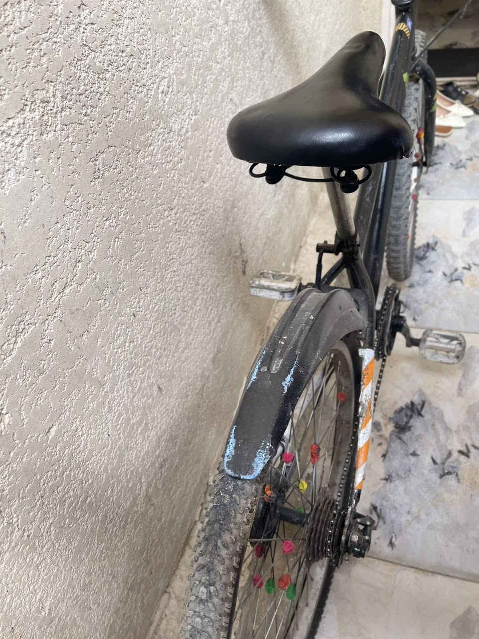 للبيع بايسكل جبلي
اللون: أسود
الحالة: جيدة بشكل عام

المواصفات:
إطارات عريضة مناسبة للطرق العادية والترابية
بيه رفارف للأمام والخلف
بيه بريكات يدوية
بيه زينة ملونة على أسلاك العجلات

ملاحظة:
العگرب (تبديل السرعة) الخلفي عطلان ويحتاج تصليح بسيط.

السعر: 30 وبي مجال


**إذا كنت صاحب هذا الإعلان وتريد حذفه لأي سبب، رجاءا أرسل رسالة إلى الدعم الفني**