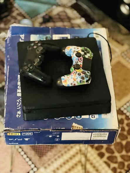 السلام عليكم بلي فور نظيف مستخدم للبيع وياه جوستك عدد ٢
وقرص بيس ٢٠٢٠ السعر خاص 
رقم ***********
