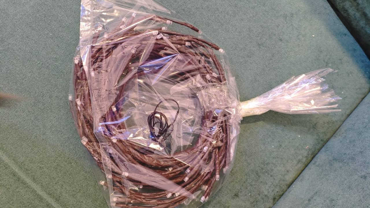 نشرة ضوئية زينة بيتية أو مكتبية 
بكل مكان تكدر تخليها ديكور
اللون خشبي مثل الي بالصورة 
الطول مترتين تشتغل ع كهرباء 
الاضاءة شمسية سستم 3 وضعيات 
للحجز على خاص 
أو مراسلة واتساب ***********
توصيل لكل محافظات توصيل
