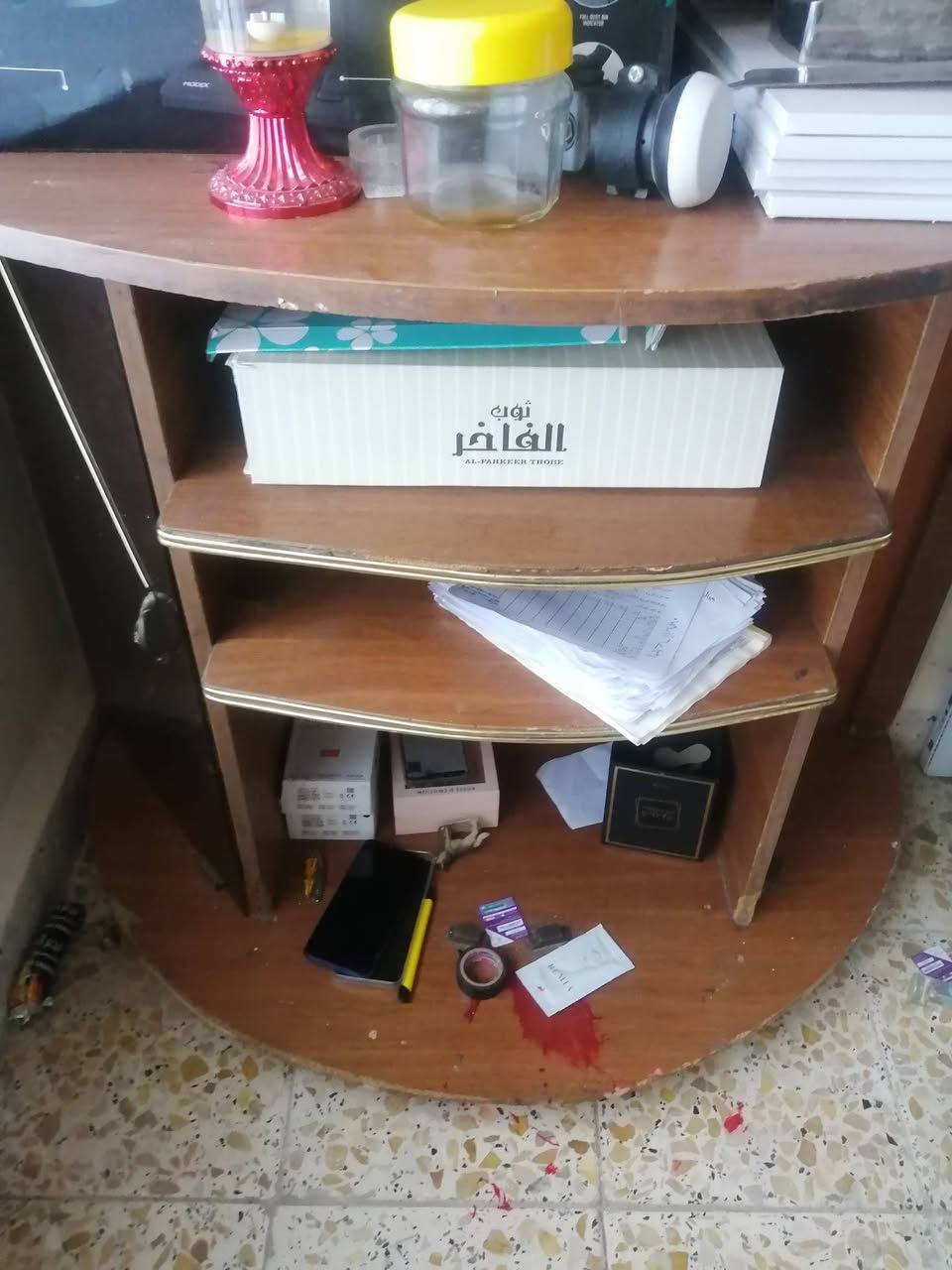 للبيع مع تلفزيون بدون الاغراض داخل المعرض
مع ثلاثه بوفية صغيرة ٢٠٠ وبيه مجال


**إذا كنت صاحب هذا الإعلان وتريد حذفه لأي سبب، رجاءا أرسل رسالة إلى الدعم الفني**