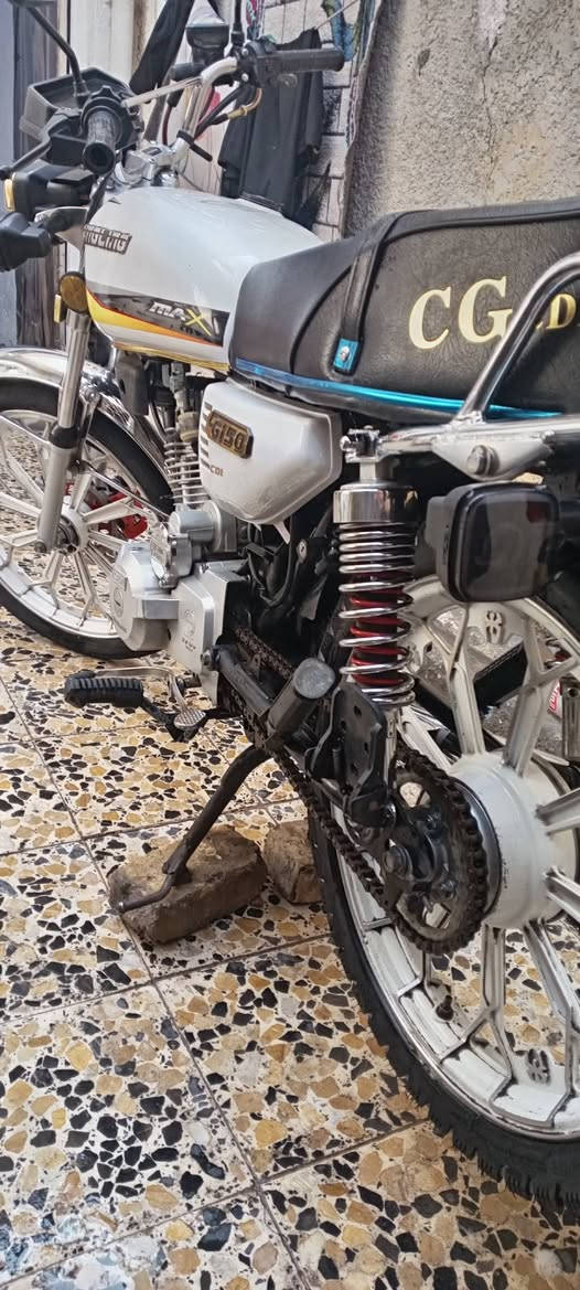 السلام عليكم دراجه سيفان موديل 2024 دراجه كامل بيه بس لاستيك ولف خفيف
مكاني بغداد مدينه الصدر 

سعر 650 وبيه مجال حك اجيه 

رقمي 
***********
