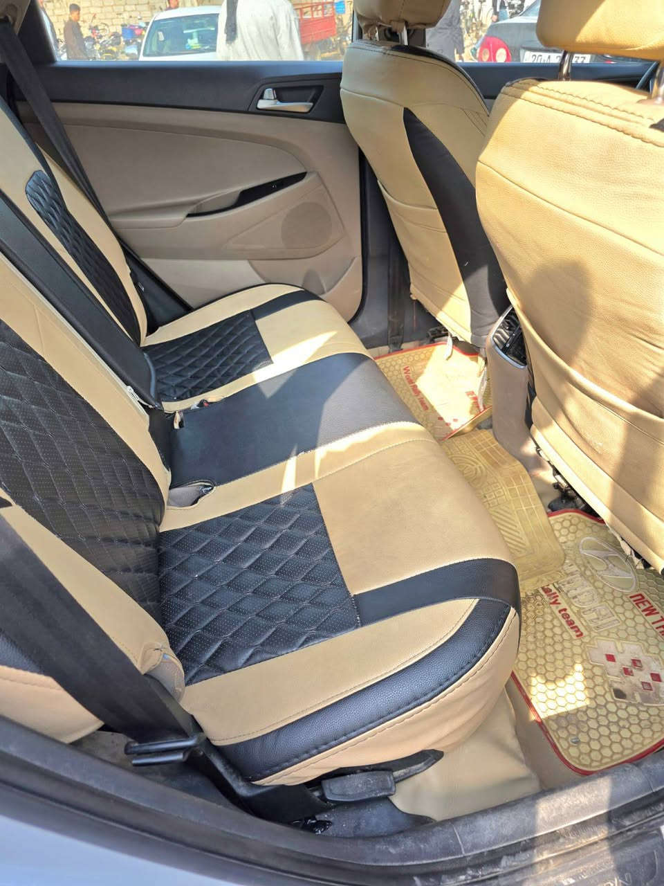 توسان 2020 مطلوبة للمصرف باقي عليها 13 ونص مليون القطع مباشر من الماستر وقت سحب السيارة من المصرف 2021 علما أول 8  أشهر صاحب السيارة مادافع بالبداية كان عنده ظرف لكن بعدها والى اليوم القطع مباشر من الماستر علما السيارة جديده على وضع الشركه ماشيه فقط 13  الف يعني زيرو مكلف بالنشر صاحب السيارة هذا رقمه *********** ..... سعرها 160 السيارة صورناها بدون غسل
