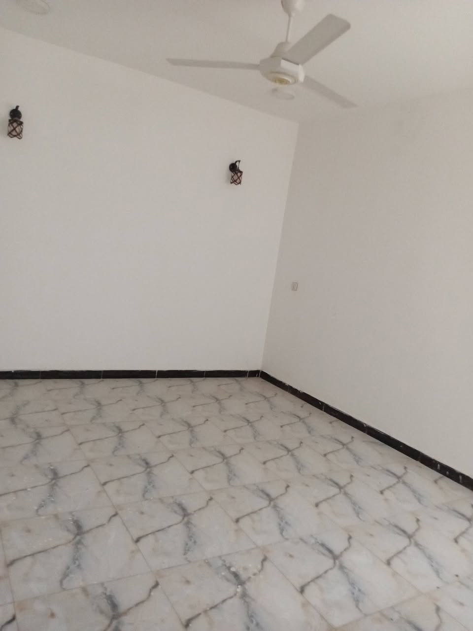 ​🏡 دار حديث للبيع في بعقوبة (طابق ونص)
الموقع: بعقوبة - منطقة شفته (قرب جسر مباشر / الفرع على اليمين قبل مدخل السيطرة).
​📐 تفاصيل العقار:
​المساحة: (  100 متر اتكاتب وياك  واقع الحال 140متر 
​نوع السند: زراعي (سند 25)
​حالة البناء: بناء جديد (غير مسكون سابقاً) جاهز للتسليم.
​التصميم: طابق ونصف، مكتمل التشطيبات بالكامل "للاخير".
​💡 الملحقات والتجهيزات المشمولة:
​كيزر (سخان ماء)
​ماطور ماء
​بنكات (مراوح سقفية)
​ثريات إنارة كاملة
​🛣️ الخدمات المتوفرة:
​منطقة مخدومة بالكامل.
​تبليط 
​شبكة كهرباء مستقرة.
​إسالة ماء.
​📞 للاستفسار والتواصل:
​للمزيد من المعلومات أو لترتيب موعد للمعاينة، يرجى الاتصال على الرقم:
👉 ***********
