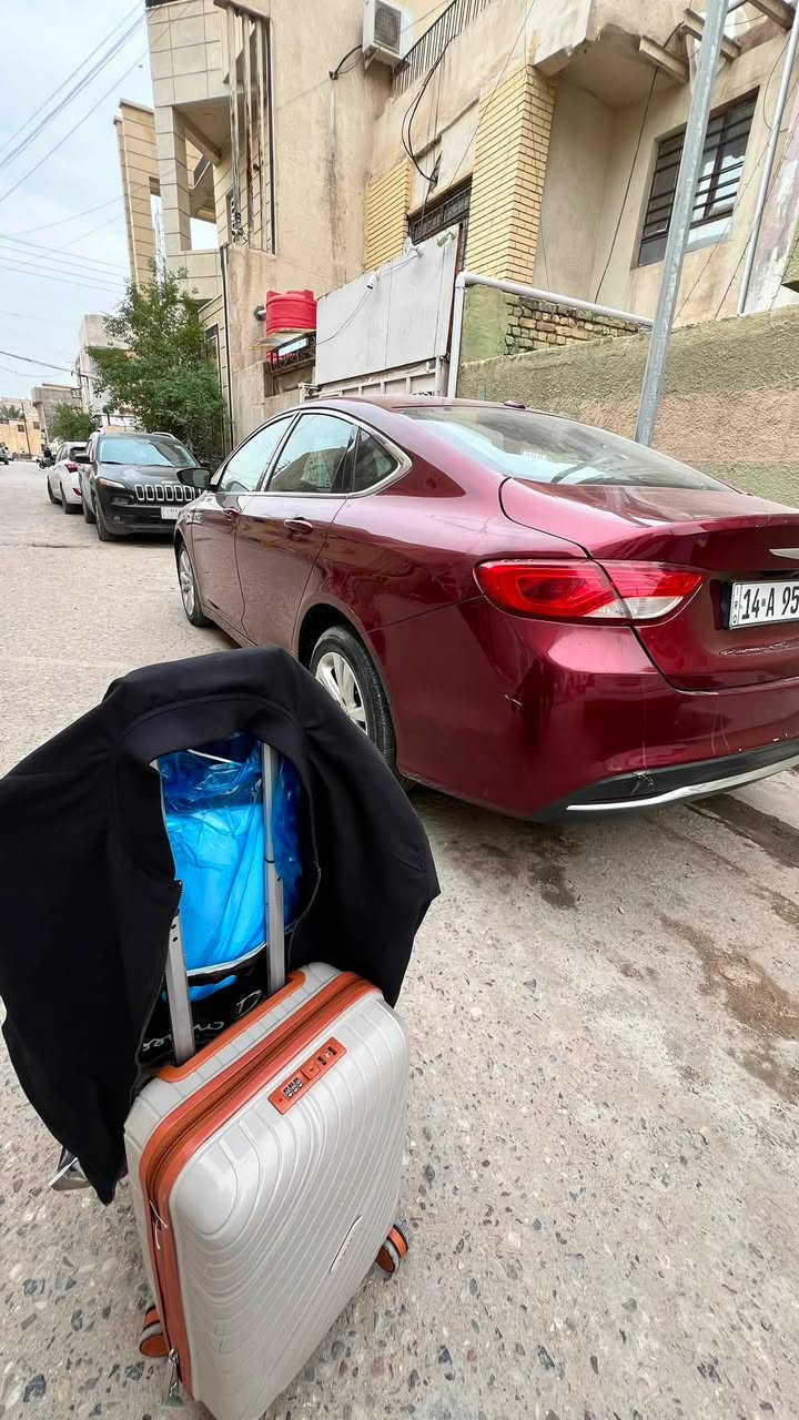 السلام عليكم  سيارة كرايسلر c200 للبيع. سنويه جديده باسمي رقم بصرة.  السياره  كفاله عامه اي ضربه مابيهه. بس 3 قطع صبغ  بسبب  الجراد.   الدواخل جديده كلش. 
حدادة جديده 100‎%‎ 
محرك وكير كفاله تبريد كفاله 
حماوه ماكو 
اي نقص ماكو ابدد.

السعر 95 ورقه يعني شده وبيهه مجال. المكان البصرة / المشراق الجديد.  ***********
