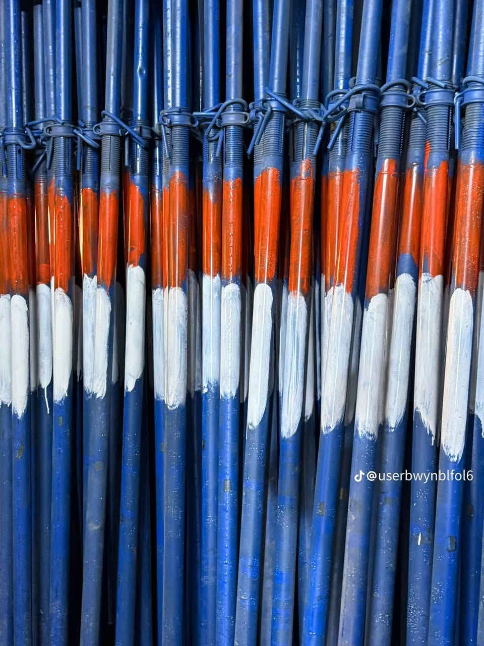 مكتب المدار لبيع وشراء وتأجير كافة انواع الجكات والسكلات والفخات عاديه ورباعيه والبولطات دراب خشب روسي انواع العرباين السطحية والونج ساحة الطيران الفرع الاول الإتصال على الرقم ***********
