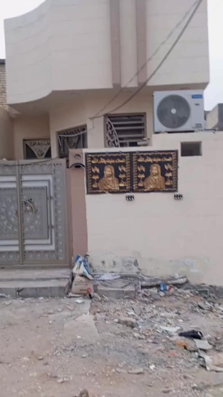 للبيع بيت في كربلاء حي الفارس طابو صرف المساحه 100بناء طابوك جمهوري صب كونكريت  غرفتين نوم وصالتين واستقبال ومطبخ وحمام داخل وخارج على شارع تجاري السعر 165 وبي مجال لاستفسار ***********,,,,***********
