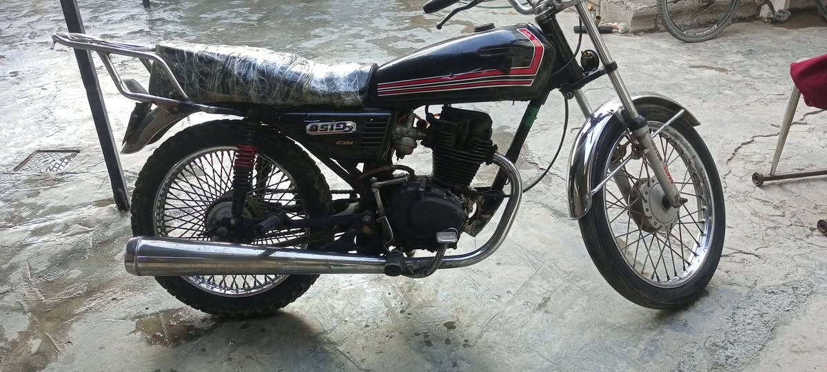 سلام عليكم دراجه للبيع نامه  2017 تعميره كلها جديد شاد شاصي رفيع محرك شرط لا صرف لا بخار دبلات امامي خلفي كلها شغاله سعره مناسب رقم180 موبايل
***********
