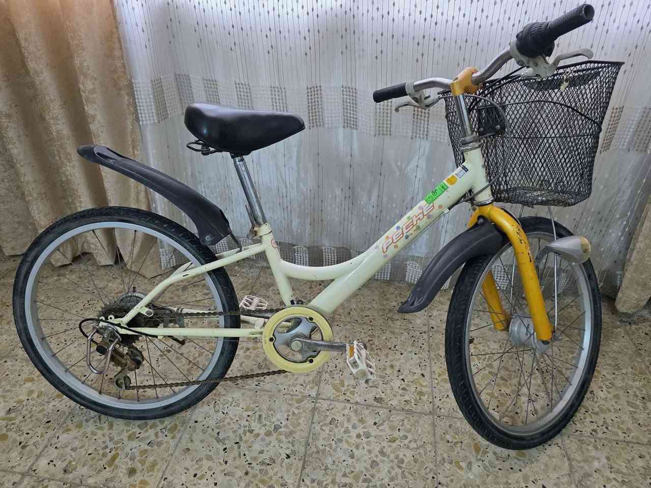 للبيع بايسكل ياباني أصلي (بالة) حجم 22 🚲
​ماركة Peche CBA ياباني متين جداً.
​ (6 سرعات).
​لايت أمامي يشتغل ذاتياً على الحركة (دينامو داخلي Sanyo).
​يحتوي على سلة أمامية وجاملغات بلاد.
​حجم 22 مناسب لعمر 7 - 12 سنة تقريباً، البايسكل جاهز ومابيه أي نقص.
📍 المكان: بغداد المشتل 
💰 السعر: [ ٨٠ ألف]
📞 للاستفسار: [***********] بغداد, العراق
