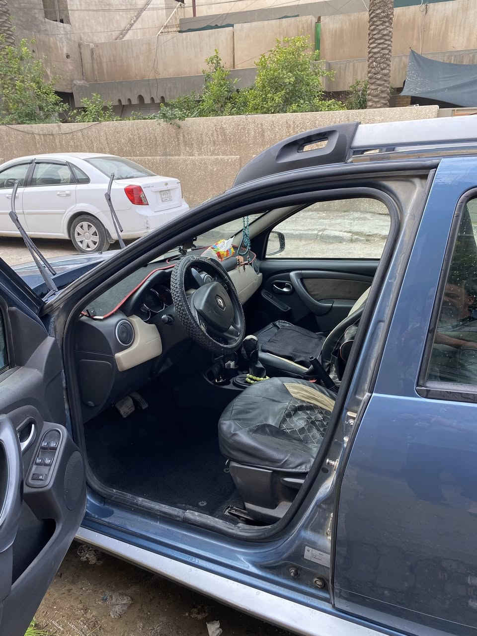 السلام عليكم
من رخصة الادمنية المحترمين. 

رينو داستر موديل ١٨ se اعلى فئة بالداستر الجام أربعة كهرباء المرأة الجانبية كهرباء السيارة مكفولة من الضربة والتصليح ومكفول الكير والمحرك على العلم محركها ٢٠٠٠ وباسمي والسيارة حرة تحكم ستيرن جهتين ومانع انزلاق وabs وبعد اهواي مواصفات معروفة بالداستر السيارة ماشية ١٦٩ الف قابل للزيادة
السعر $95 وبي مجال 

مكان السيارة بغداد المنصور ساحة اللقاء 

للتواصل ***********
