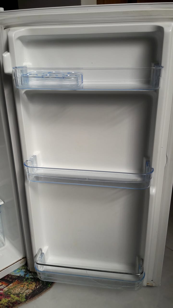 ثلاجة مكتب حجم ٦ قدم / ***********
