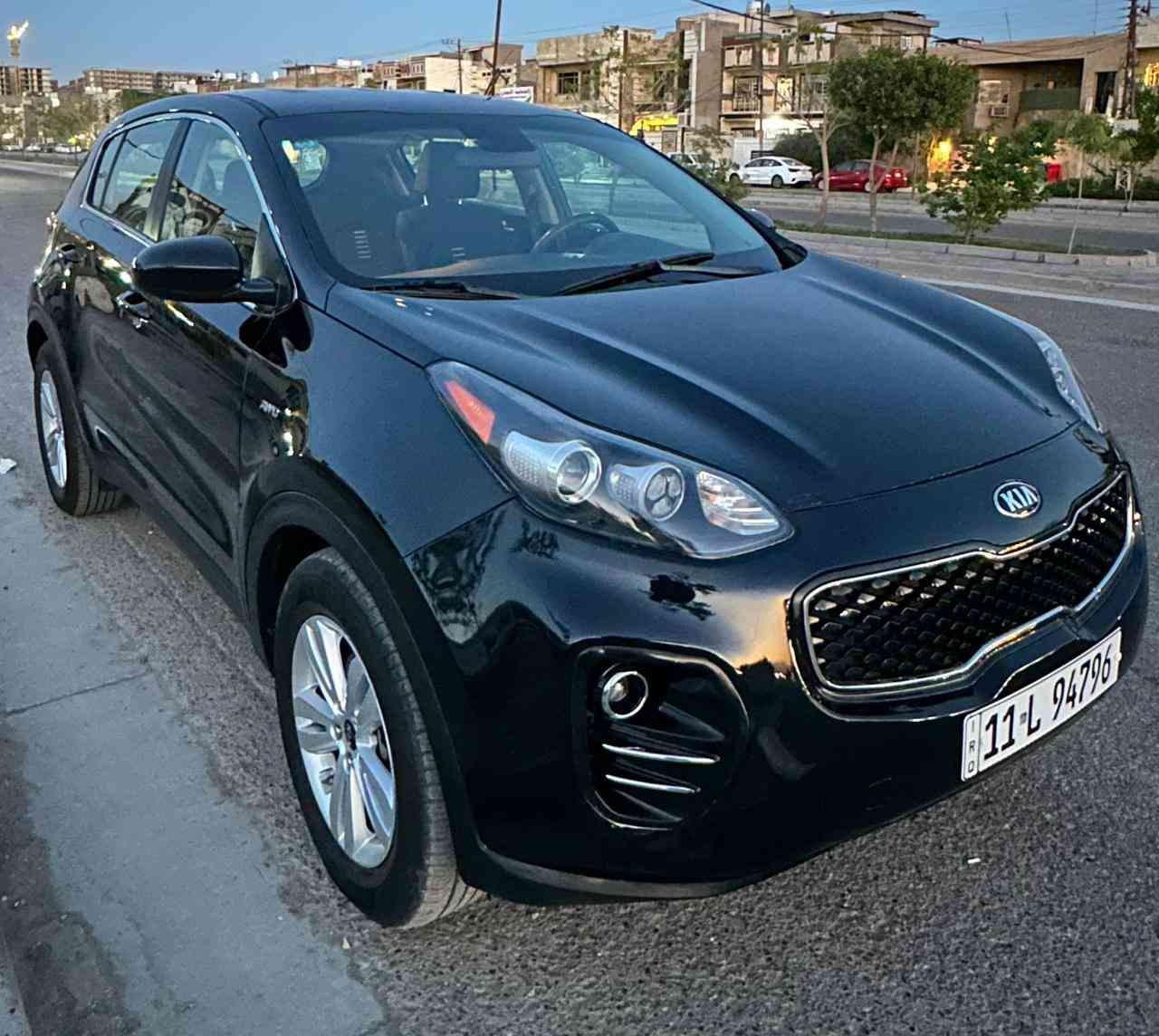 السلام عليكم 
سبورتج موديل 2018 وارد امريكي 
بدوووون ايرباك لون اسود لامع 
المواصفات :- 
تحكم ستيرن 
مودات قيادة 
فور ويل 
كامرة خلفيه
رقم جديد بغداد الجديد + هزة جديدة
تبريد ثلج 
تخم تايرات جديد 
محرك 2400 
ماشية ٦٠ الف ميل حقيقي قابل للزيادة
كامله السيارة مابيها اي نقص باتري جديد عدة سبير جديدة 
داخل جديد السيارة ممتعوبه وناصبه واحلى من الصور 
ملاحضة :- السياره بدون حادث فقط الدعاميه الاماميه  لان جانت شويه مشخطه وشكلها محلو + شخط بالباب السايق ومكحل ومبين تجي وتشوفه 
كلشي بالسيارة ذكرته  اي استفسار اني حاضر 
العنوان بغداد - حي الجهاد 
السعر١٦٣$ وبيها مجال بسيط 
***********
