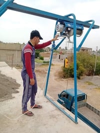 يوجد لدينا مصعد كهربائي(ونج)مع كادر عمل  لتصعيد البلوك وباقي مواد البن...