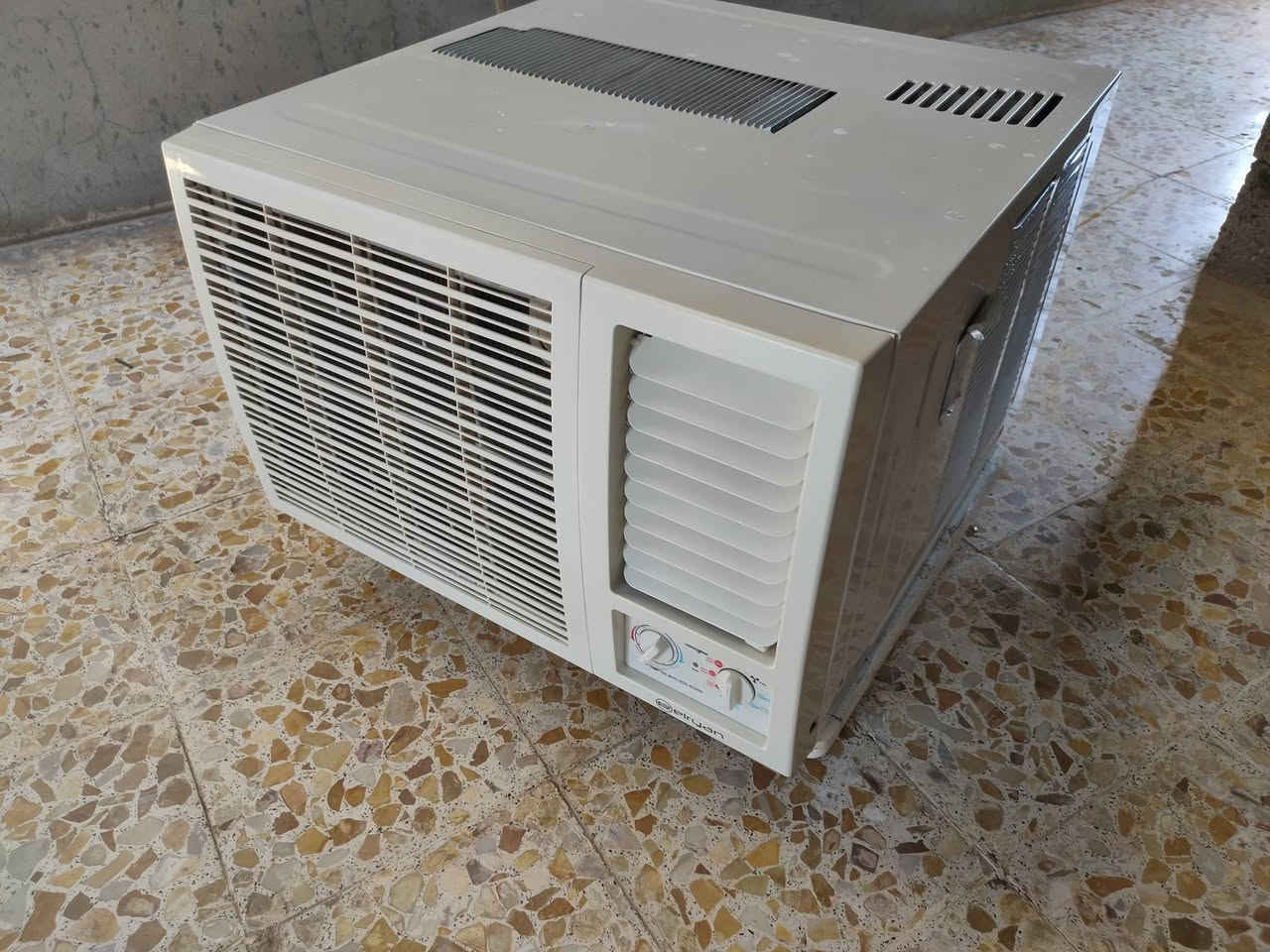 أر كنديشن وضع شركه نضافه 100 تدفئه تبريد ثلج ❄️طنين نوعيه راقيه أخرس مستخدم موسم واحد   لاتكلي ليش مو كاتب السعر اكو ناس بعدو ماوصل مرحلت السبلت والمكيف مايعرف قيمتهن الشراي يتصل ***********
