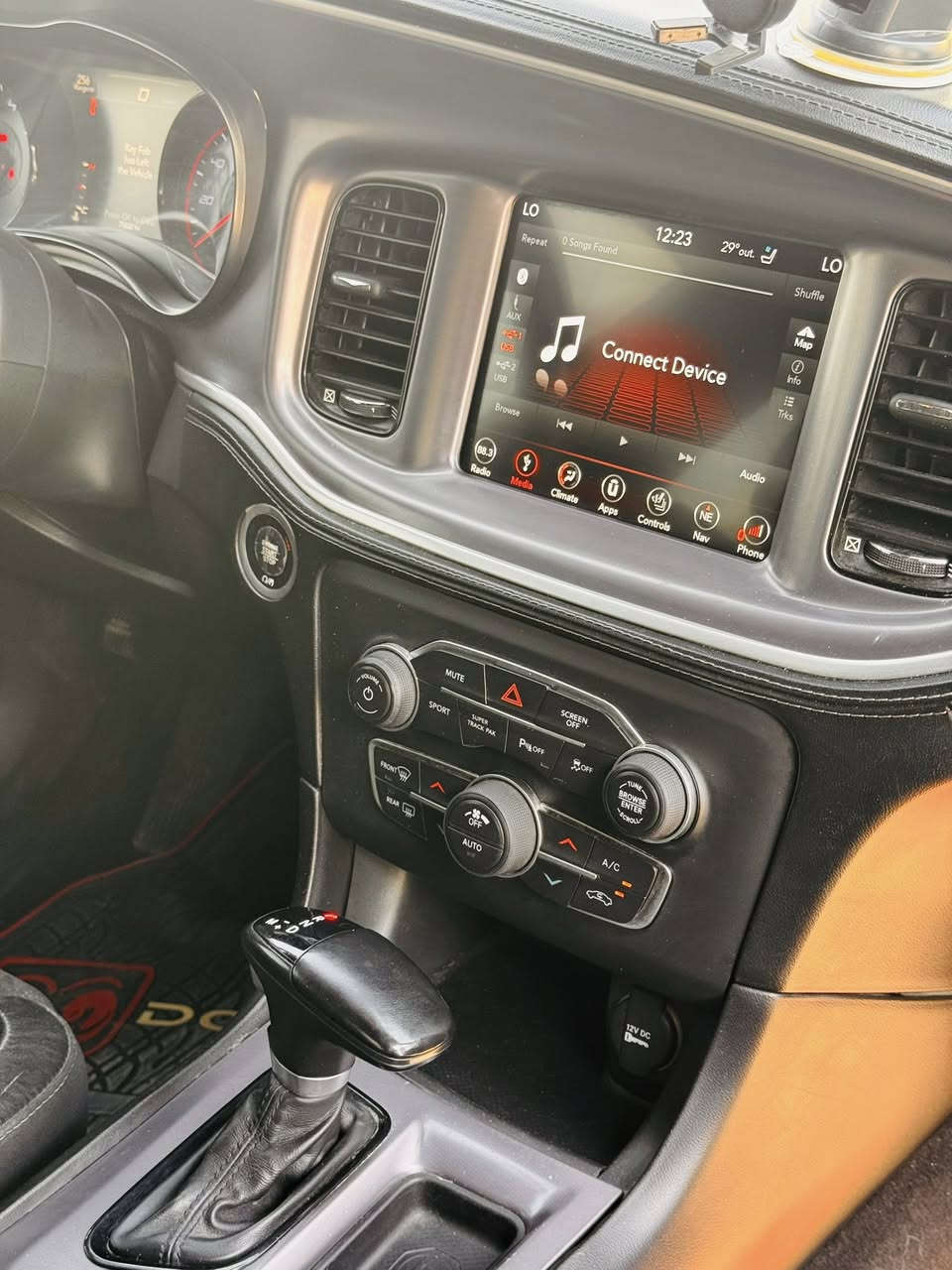 السلام عليكم 
جارجر ٢٠١٩( GT ( super track pak 
وارد امريكي ( حادث جداً خفيف )
بس الدعاميه الاماميه صبغ 
بدون ايرباك
لون اسود 
مرقم بغداد / سنويه جديده
ماشيه 76 mi
سياره حلوه ونضيفه كولش ومخدومه واي نقص مابيها
مواصفاتها 
١- ستيرن تدفئه
٢- تحكم ستيرن جهتين
٣- خزن وضعيات كشنات
٤- مري قلابه ( ويه البك)
٥- تعتيم مري
٦- شفتات سرعه
٧- كشنات حضن كنتارا وجلد بلادي
٨- كشنات تدفئه تبريد
٩- كشنات خلفيه تدفئه
١٠- حساسات خلفيه
١١- كامره خلفيه دواره
١٢- شاشه الحجم الجبير
١٣- توقف ذاتي من تفتح الباب ( اوتو بريك )
١٤- حساس نقطه عمياء
١٥- شاشه كار بلي
١٦- تشغيل عن بعد
١٧- بصمتين
رقم الشاصي  2c3cdxhg9kh621672

والحادث مرفق بالصور

رايدها ٢٤٣$ ومجالها كولش بسيط حك الجيه 
مكاني حله

واتساب ***********
