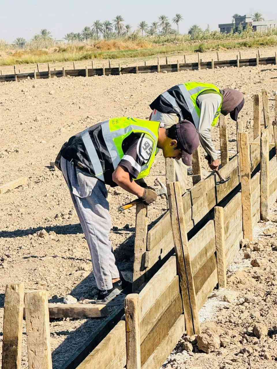 سلام عليكم 
المرحله الثانيه بعد تسويه التربه وحدل الأرض باكامل 
تم المباشره بنصب القالاب الخشب. حجم الجعب 
  40*40 بستخدام طرق هندسيه حديثه 
المساحه الكليه 5000 متر مربع. 
***********
***********
