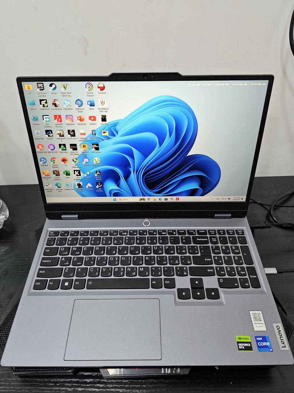 ​💻 للبيع: لابتوب جيمنج Lenovo LOQ (وحش الأداء) مستعمل
لأصحاب الألعاب الثقيلة، المونتاج، والتصميم، جهاز Lenovo LOQ 15IRX9 بمواصفات جبارة ودقيقة
​⚡ المواصفات التقنية التفصيلية:
​المعالج (CPU): Intel Core i7-13650HX يأتي بـ 14 نواة (6 للتحميل الثقيل + 8 للاقتصاد) و 20 مسار (Threads)، كاش 24MB، وبسرعة تصل إلى 4.9GHz. (من أقوى معالجات الجيل 13 للابتوبات).
​كارت الشاشة (GPU): NVIDIA GeForce RTX 4060 بذاكرة 8GB GDDR6
​الذاكرة العشوائية (RAM): 16GB  DDR5  بتردد 4800MHz.
​الهارد (Storage): 512GB SSD من نوع NVMe PCIe Gen 4 فائق السرعة.
​الشاشة (Display): بحجم 15.6 بوصة بدقة FHD ومعدل تحديث 144Hz تقدم سلاسة تامة بالألعاب.
​البطارية: 4CELL بقدرة 60Wh
​النظافة: 95% (نظيف جداً وشبه جديد).
​ملاحظة هامة: الجهاز خارج الضمان، وتوضيحاً للمشتري: تم تبديل قطعة المذربورد (Motherboard) داخل الشركة رسميًا بسبب خلل مصنعي سابق، يعني اللابتوب الآن يعتبر بحكم الجديد تماماً 
​الضمان: من عندي أنطيك ضمان تشغيل وفحص لمدة أسبوعين 
​💰 السعر:
​ مليون و 400 ألف دينار (وبي مجال بسيط للشراي ) علما ان سعر الجديد هسه بنفس المواصفات مليون و 750-800
​📍 الموقع: الموصل
 تفضل خاص لمعرفة باقي التفاصيل.
*********** واتساب
