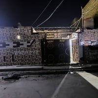 للبيع بيت بحي الشعب  /مساحه 200 م/ قريب عل سوك/  محجوز مبادره/ بي غرفت...