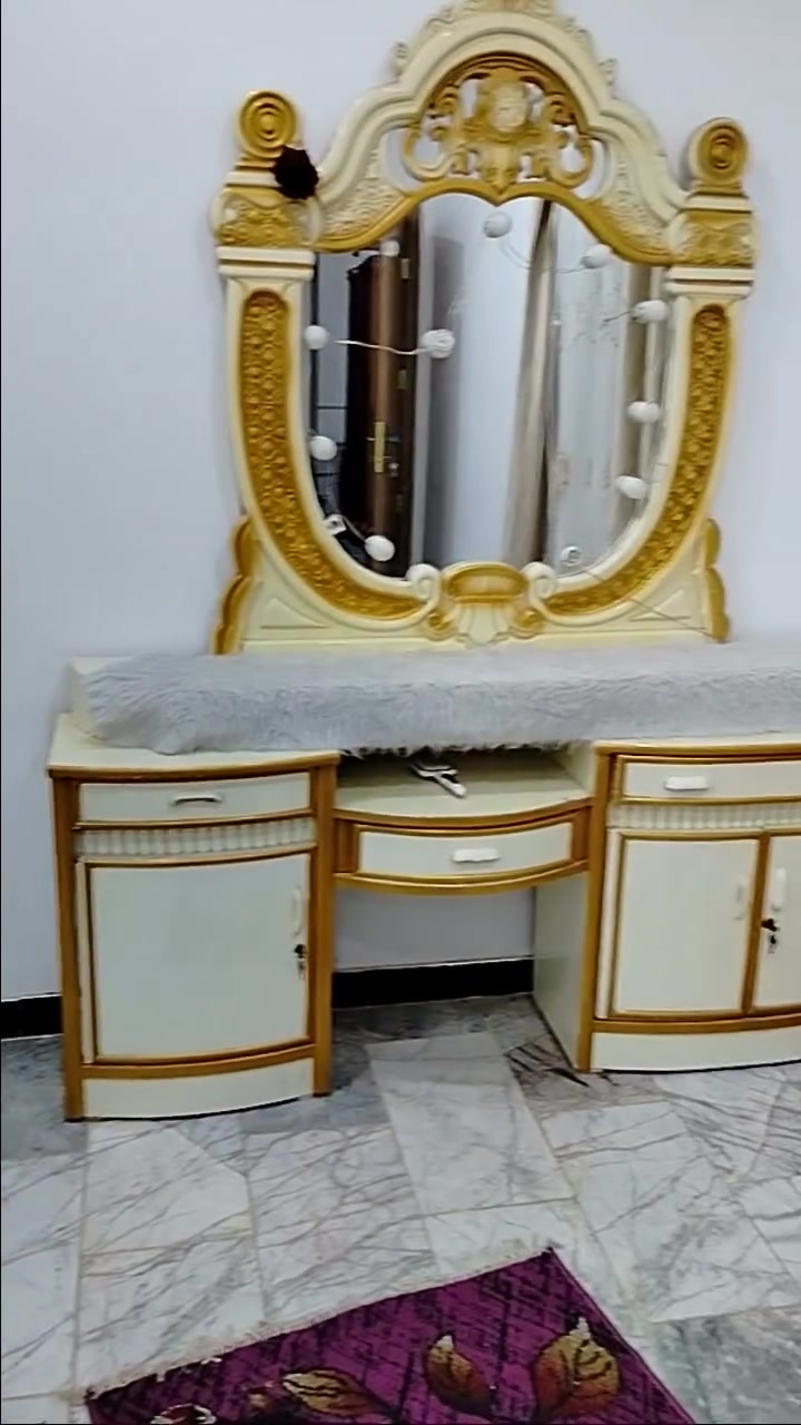 السلام عليكم عندي غرفه للبيع طابقين نجاره تسكام صبغ حراري لون ابيض  رقم ***********
