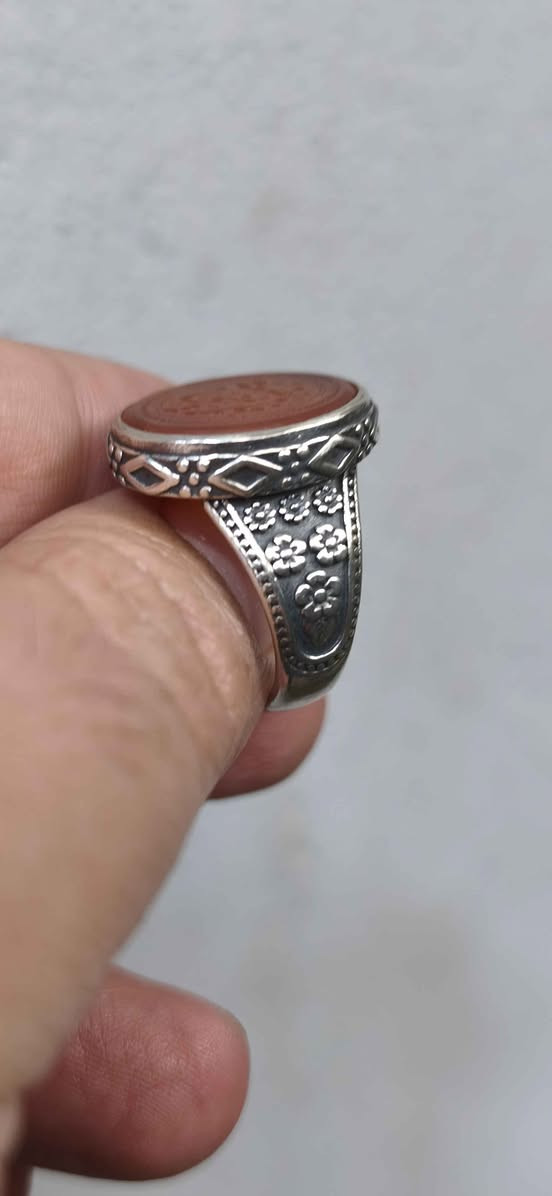 خاتم عقيق يماني طبيعي لون تحفة منقوش اللهم صل على فاطمة وأبيها وبعلها وبنيها والسر المستودع فيها 
واني اريد أمانا يابن فاطمة مستمسكا بيدي من طارق الزمن 
ظهر الحجر حرز الامام الجواد عليه السلام كامل 
صياغة جميلة قياس الخاتم ٢١ بغداد, العراق


**إذا كنت صاحب هذا الإعلان وتريد حذفه لأي سبب، رجاءا أرسل رسالة إلى الدعم الفني**