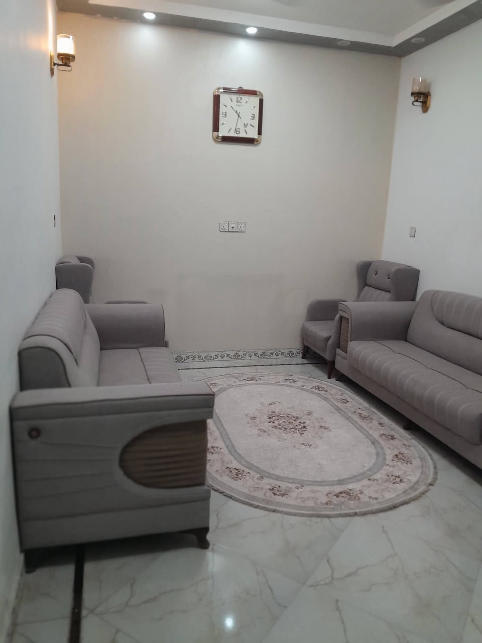 السلام عليكم هذا البيت المساحه ١٠٨ متر بداموك طابقين  اطابق الاول صاله ومطبخ وهول وغرقه نوم  بناء حديث الشارع ١٠ متر قريب على الشارع اطشاش السايدين  الرقم ***********
