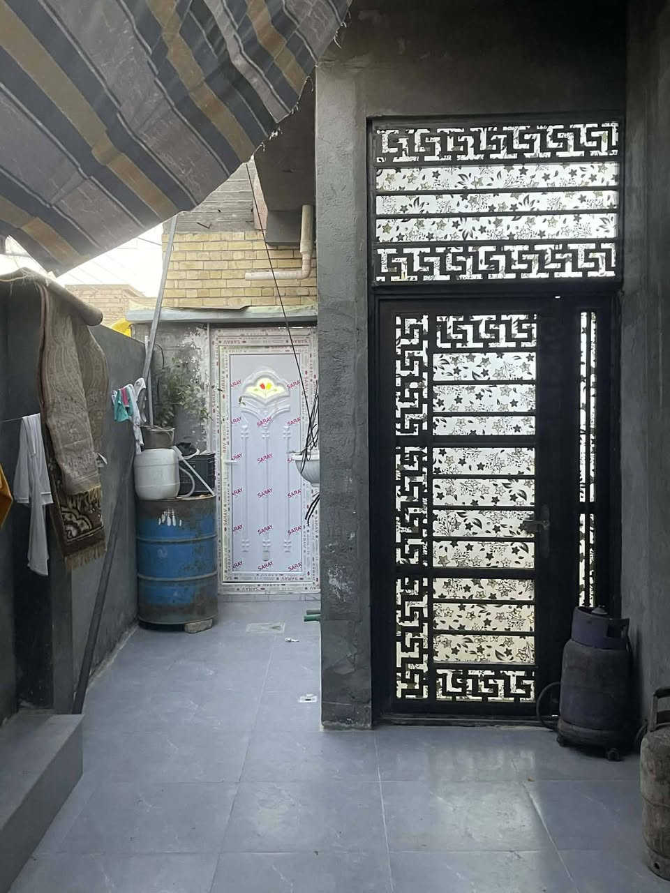 السلام عليكم بيت للبيع المساحة 150 متر الواجهة 10متر والنزال 15 متر يحتوي على غرفتين وصالة ومطبخ وستقبال وصحيات داخلية وخارجية ماناقصة شي كامل. العنوان كربلاء. الحر طريق البوبيات يبعد عن التبليط 160 متر تقريباً.. السعر وباقي التفاصيل. اتصل على  هذا الرقم ***********  ***********
