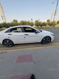 متوفر تكسي وين متريد تطلع انت والعائله كافة ايام العيد سياره حديثه وتب...
