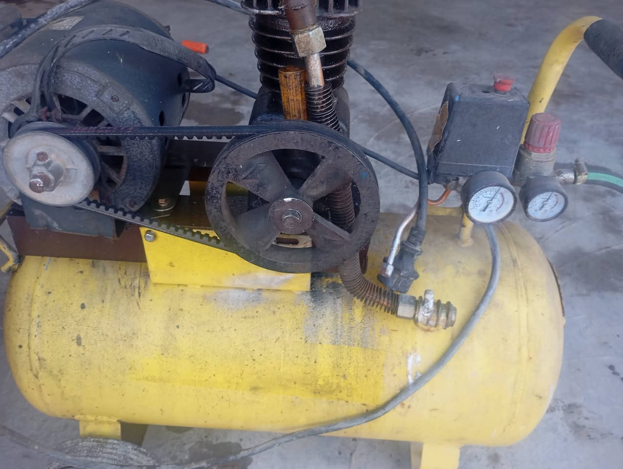 السلام عليكم كمبريسر حجم 50/ شغال بس شادله ماطور مبرده المكان كوت ***********
