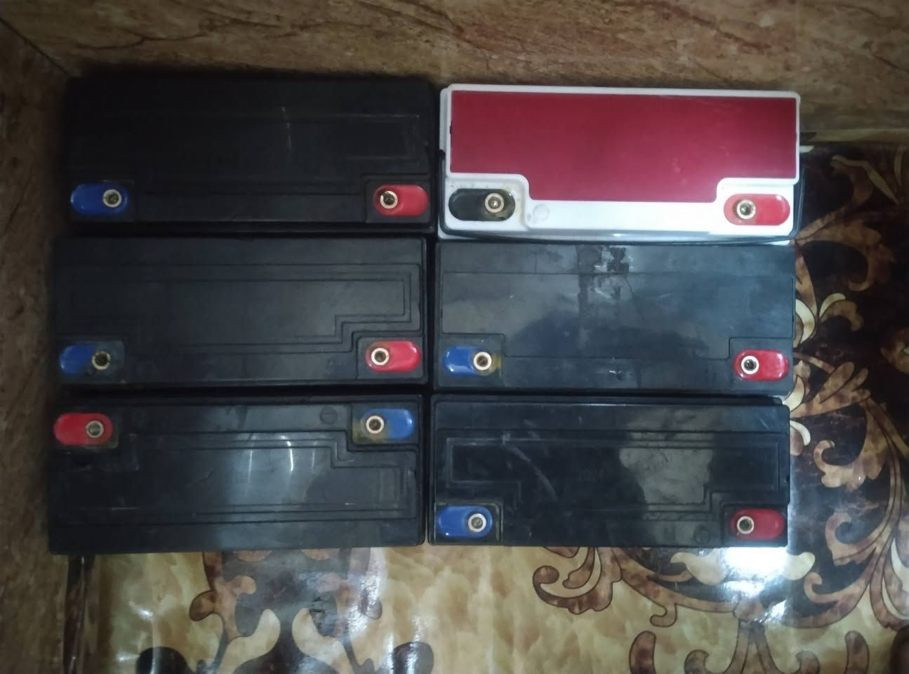 السلام عليكم بطاريات للبيع خمسه يقرا 10 وحده الحمراء  تقرا12 سعر 100 وبيه المجال  الشراي***********
